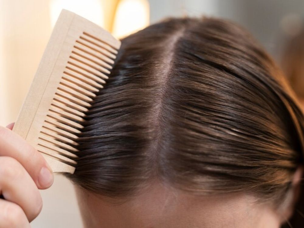 Cuidando do couro cabeludo para evitar a queda de cabelo.