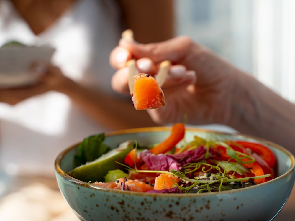 Uma dieta equilibrada pode combater a queda de cabelo na menopausa.